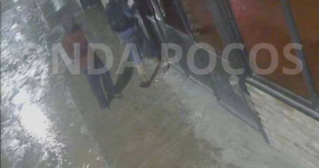 VÍDEO: Dupla invade bar e foge com garrafas de bebida em Poços