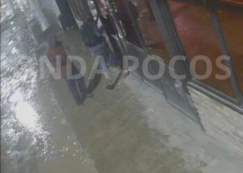 VÍDEO: Dupla invade bar e foge com garrafas de bebida em Poços
