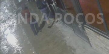 VÍDEO: Dupla invade bar e foge com garrafas de bebida em Poços