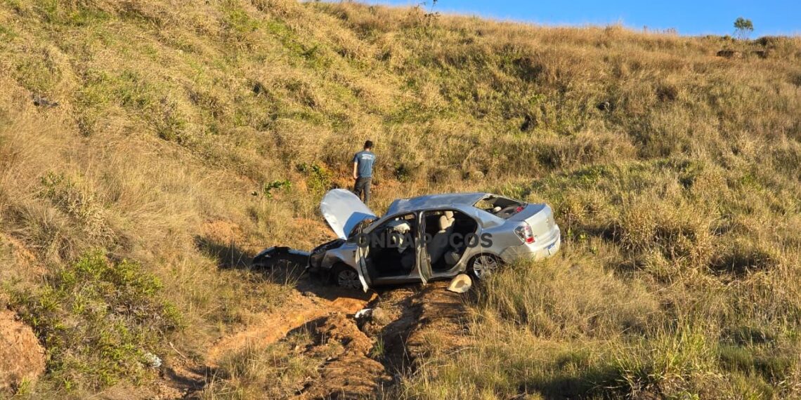 Duas mulheres ficam feridas após carro cair em barranco em Poços de Caldas