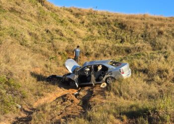 Duas mulheres ficam feridas após carro cair em barranco em Poços de Caldas