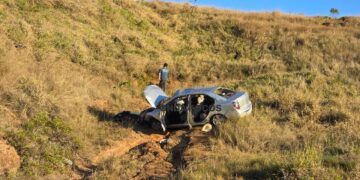 Duas mulheres ficam feridas após carro cair em barranco em Poços de Caldas