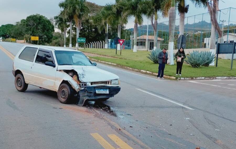 Homem fica ferido após colisão entre dois veículos em Divinolândia
