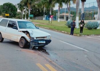 Homem fica ferido após colisão entre dois veículos em Divinolândia