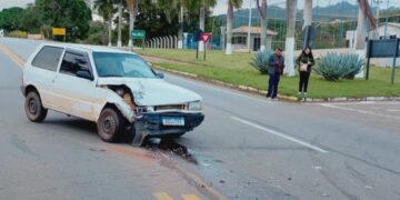 Homem fica ferido após colisão entre dois veículos em Divinolândia