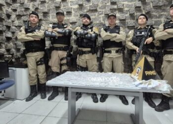 PM prende homem, apreende carro, dinheiro e 207 porções de cocaína em Poços
