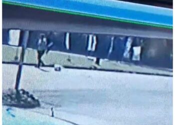VÍDEO: mulher danifica bandeiras de candidatos e joga base de concreto em avenida de Poços