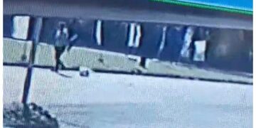 VÍDEO: mulher danifica bandeiras de candidatos e joga base de concreto em avenida de Poços
