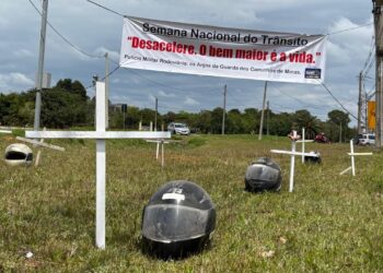Capacetes com cruzes alertam sobre riscos durante Semana Nacional de Trânsito