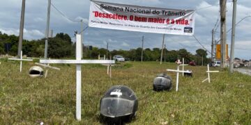 Capacetes com cruzes alertam sobre riscos durante Semana Nacional de Trânsito