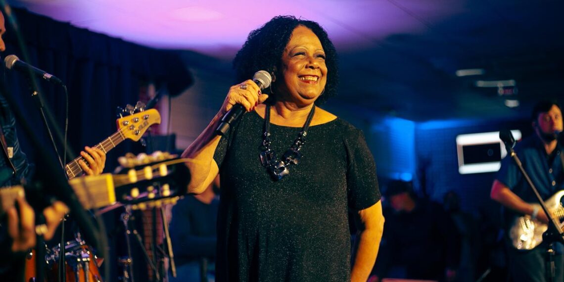 Elizabeth Viana é a atração musical no Sesc Poços de Caldas