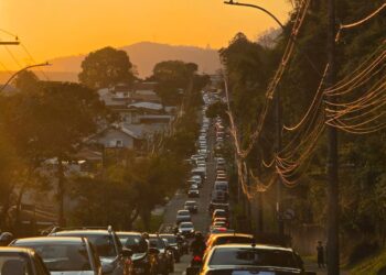 Interdições durante obras da Avenida João Pinheiro aumentam lentidão no trânsito