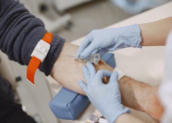 Pessoas com 70 anos ou mais passam a poder doar sangue no Brasil