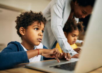 Poços regulamenta uso de tecnologia e inteligência artificial nas escolas municipais