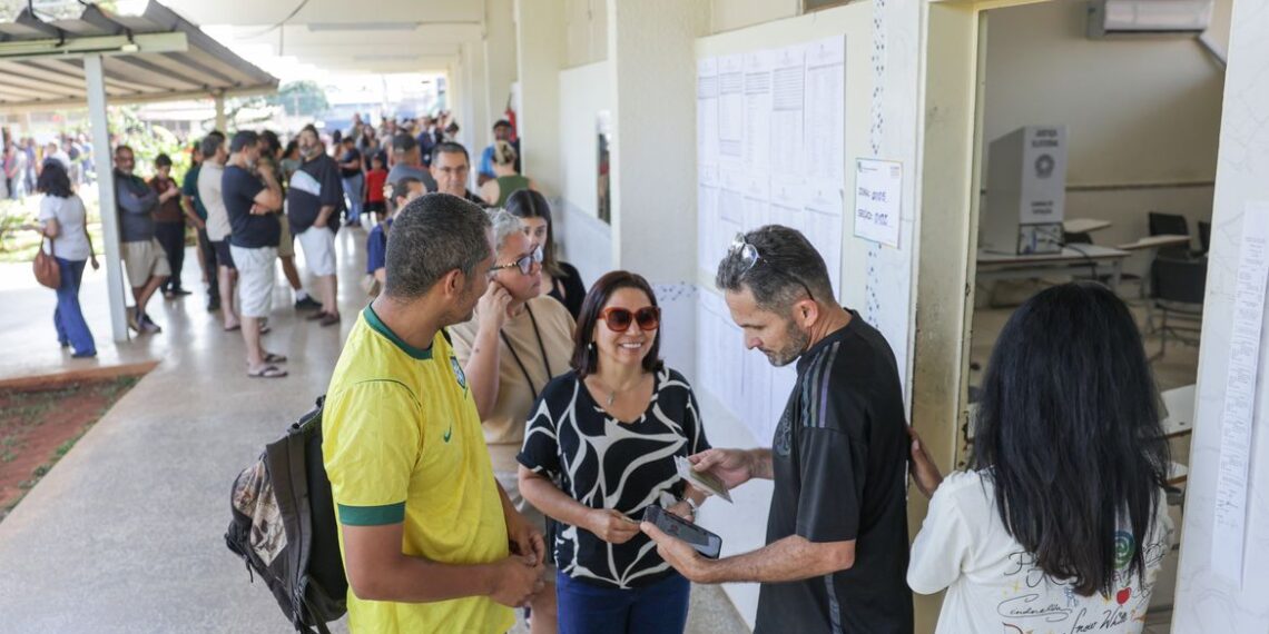 Trabalhador tem direito de sair do serviço para votar; confira a lei