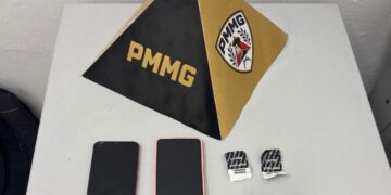PM prende dois suspeitos por tráfico em Poços; homem tinha mandados de prisão em aberto