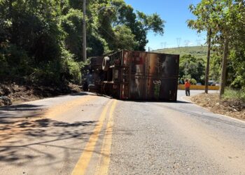 Caminhão com 32 sofás tomba em rodovia de Poços