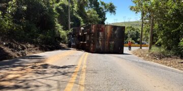 Caminhão com 32 sofás tomba em rodovia de Poços