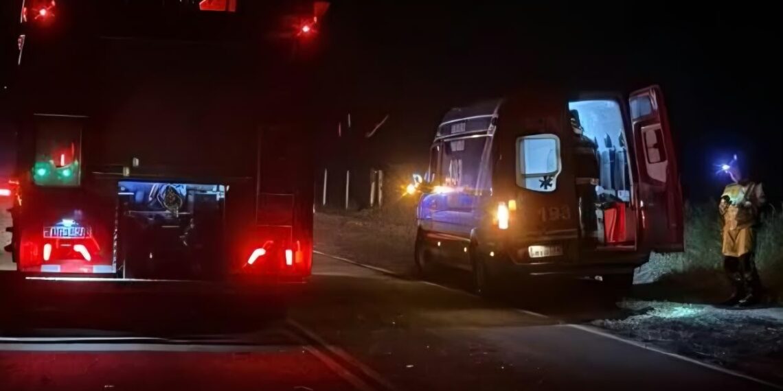 Motorista fica preso às ferragens após colisão entre carro e caminhão na LMG-879