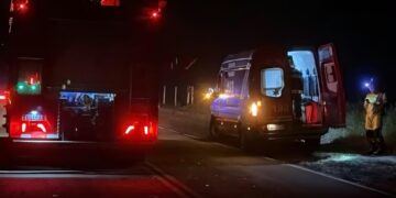 Motorista fica preso às ferragens após colisão entre carro e caminhão na LMG-879