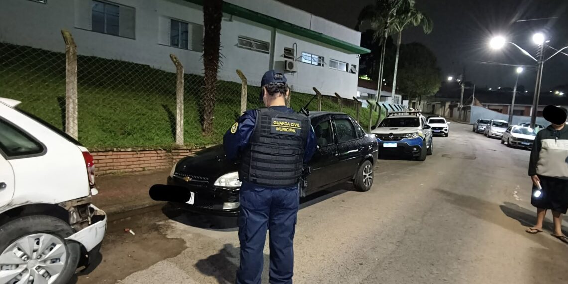 Adolescente de 15 anos é apreendido após bater carro em dois veículos estacionados em Poços