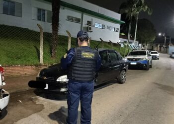 Adolescente de 15 anos é apreendido após bater carro em dois veículos estacionados em Poços