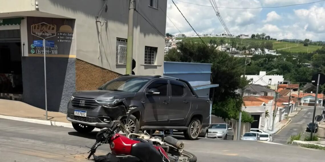 Acidente entre carro e moto deixa motociclista ferido em Andradas