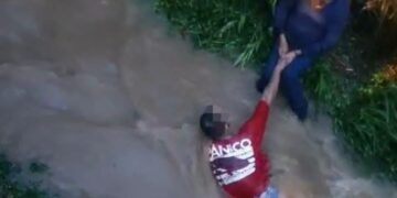 Homem é resgatado após cair em córrego na região