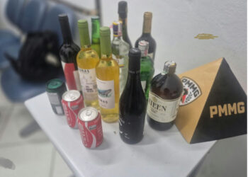 Dois homens são presos após furto de bebidas em restaurante de Poços
