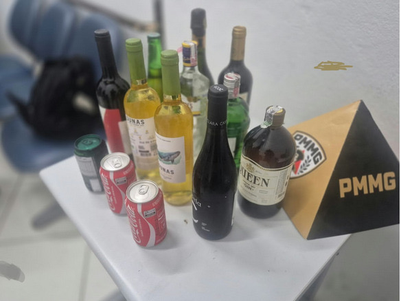 Dois homens são presos após furto de bebidas em restaurante de Poços