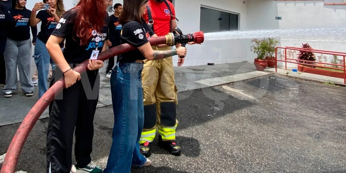 Programa Criança Feliz leva crianças ao quartel dos Bombeiros em Poços