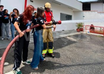 Programa Criança Feliz leva crianças ao quartel dos Bombeiros em Poços