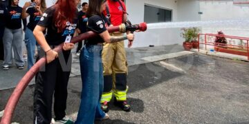Programa Criança Feliz leva crianças ao quartel dos Bombeiros em Poços