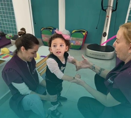 Família de Poços faz campanha para levar menina de 3 anos a tratamento na Índia