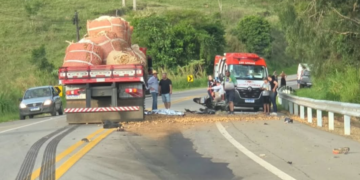 Homem morre após colisão entre carro e caminhão na SP-344, em Divinolândia