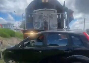 Carro fica destruído após ser atingido e arrastado por trem