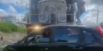 Carro fica destruído após ser atingido e arrastado por trem