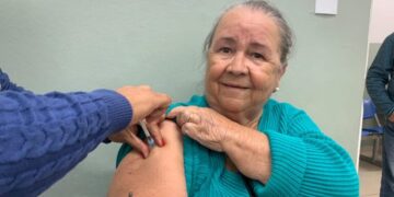 Vacina Pneumo 20 já está disponível para idosos em Poços de Caldas
