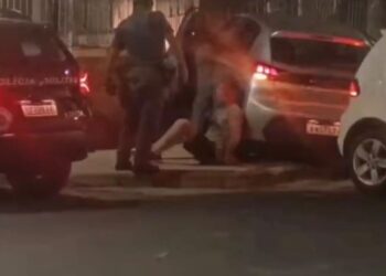 Perseguição policial termina com carro invadindo casa em Divinolândia