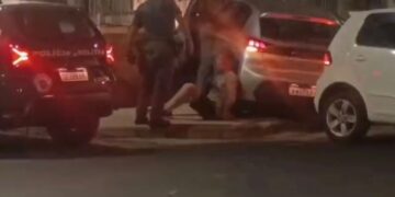 Perseguição policial termina com carro invadindo casa em Divinolândia