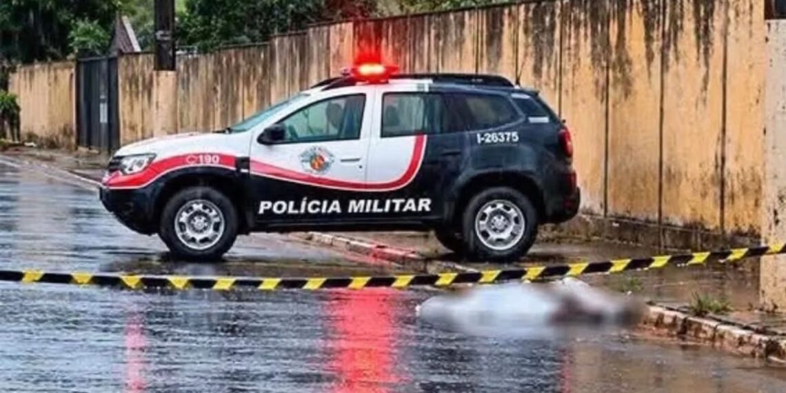 Corpo é encontrado em via pública e polícia investiga morte suspeita
