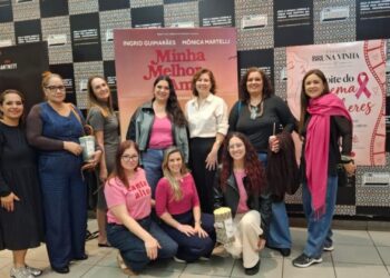 Outubro Rosa reúne mulheres em sessão de cinema em Poços de Caldas