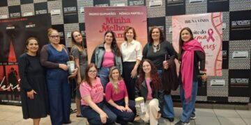 Outubro Rosa reúne mulheres em sessão de cinema em Poços de Caldas