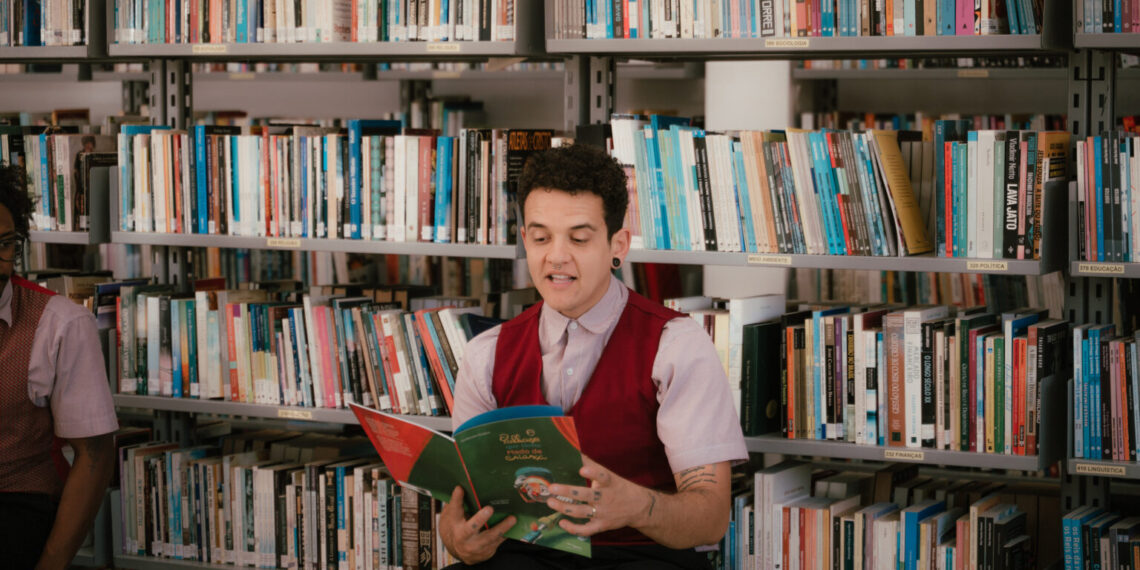 Mini Biblioteca Móvel leva experiência lúdica de leitura a quatro escolas de Poços