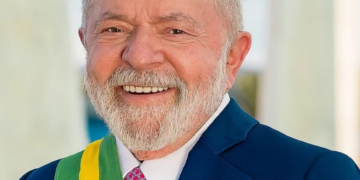 Lula é reeleito presidente após virada histórica sobre Flávio Bolsonaro