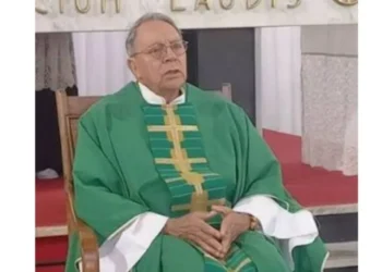 Padre ferido em acidente que matou sacerdote e motorista recebe alta hospitalar