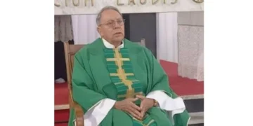 Padre ferido em acidente que matou sacerdote e motorista recebe alta hospitalar