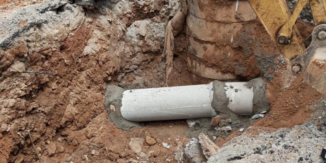 Rua no Centro é interditada temporariamente em Poços; confira