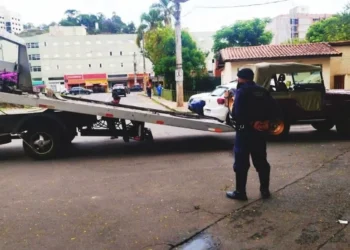 GCM remove veículos estacionados irregularmente em Poços