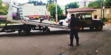 GCM remove veículos estacionados irregularmente em Poços